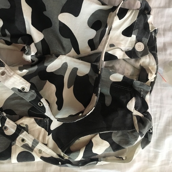 woman’s camo pants - Picture 2 of 3